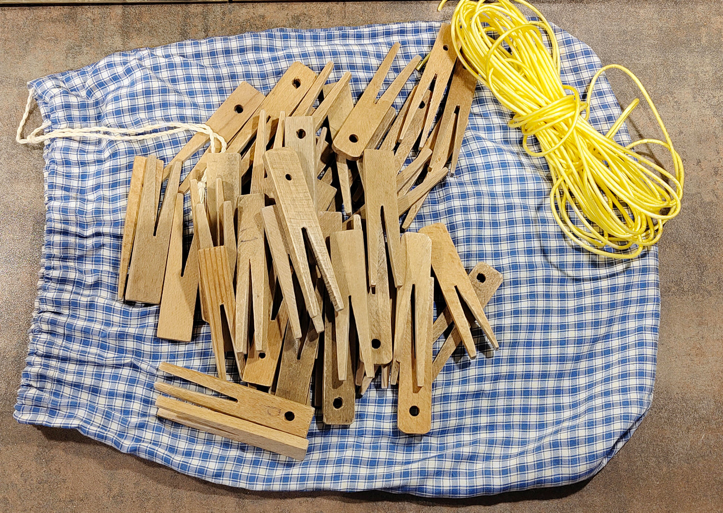 Über 30 Vintage Holz Wäscheklammern in Omas Aufbewahrungs Beutel