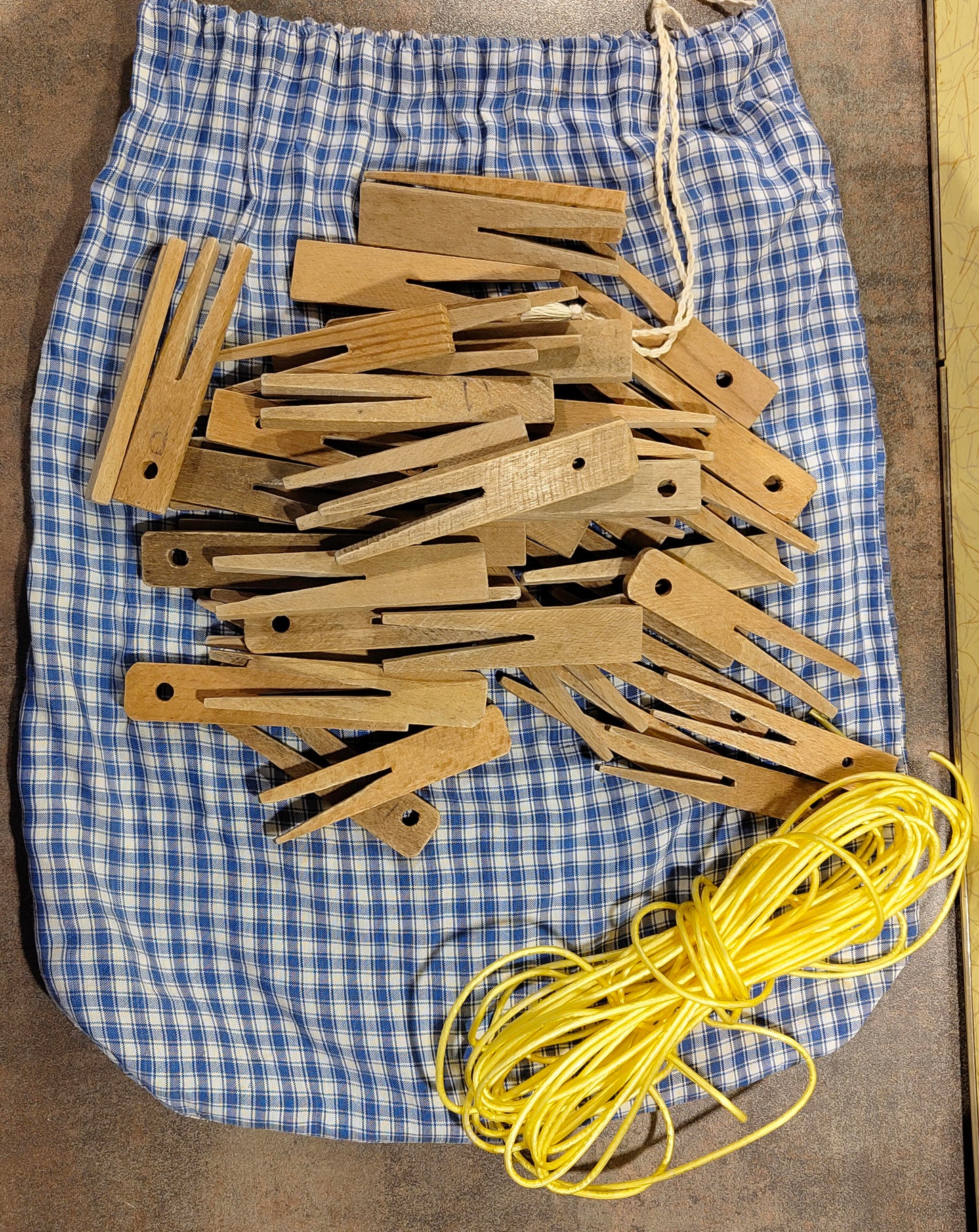 Über 30 Vintage Holz Wäscheklammern in Omas Aufbewahrungs Beutel