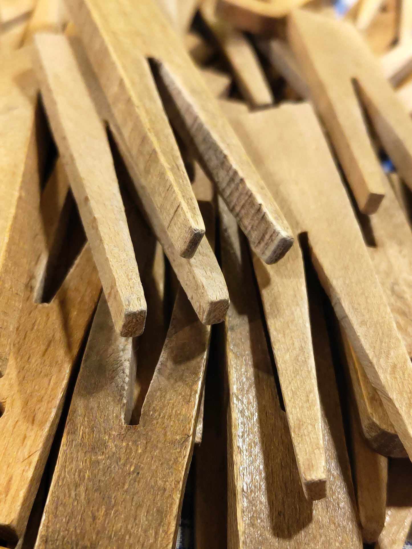 Über 30 Vintage Holz Wäscheklammern in Omas Aufbewahrungs Beutel