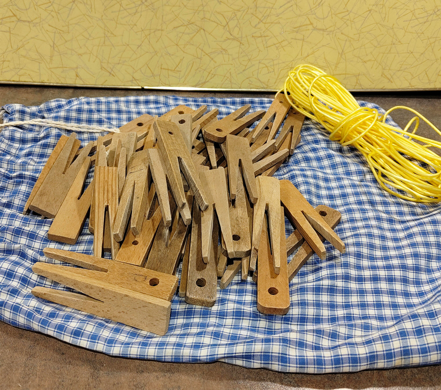 Über 30 Vintage Holz Wäscheklammern in Omas Aufbewahrungs Beutel