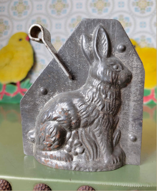 Sitzender Hase antike Schokoladenfigur 1930er Jahre mit Patina wohl Heris Nürnberg