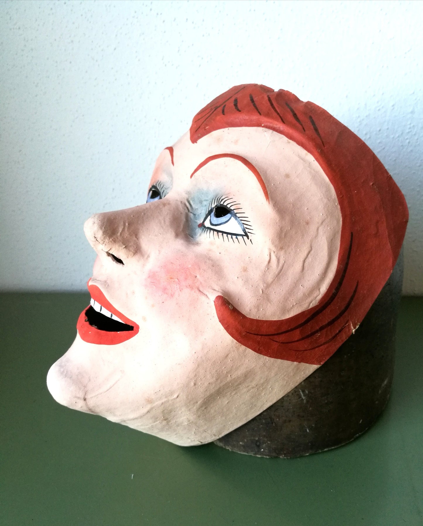 Pappmaché Maske Charleston VINTAGE 1930er eine braune Locke