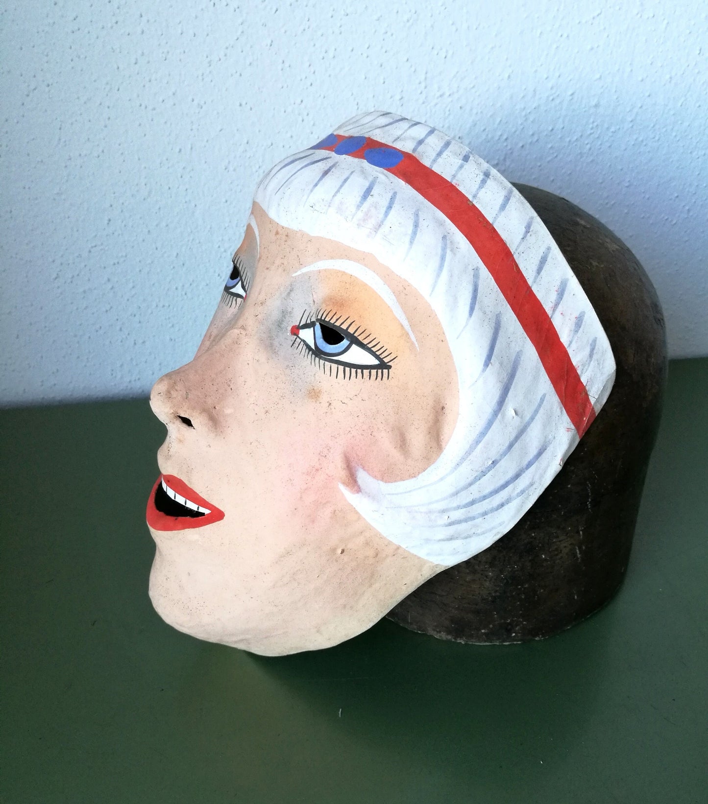 Pappmaché Maske Charleston VINTAGE 1930er weiße Haare