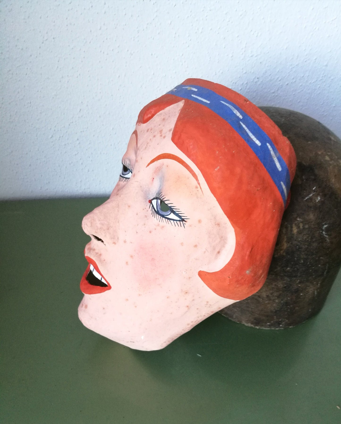 Pappmaché Maske Charleston VINTAGE 1930er rotbraune Haare