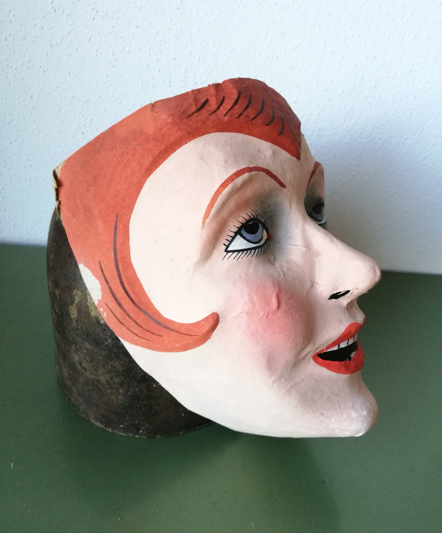 Pappmaché Maske Charleston VINTAGE 1930er eine braune Locke