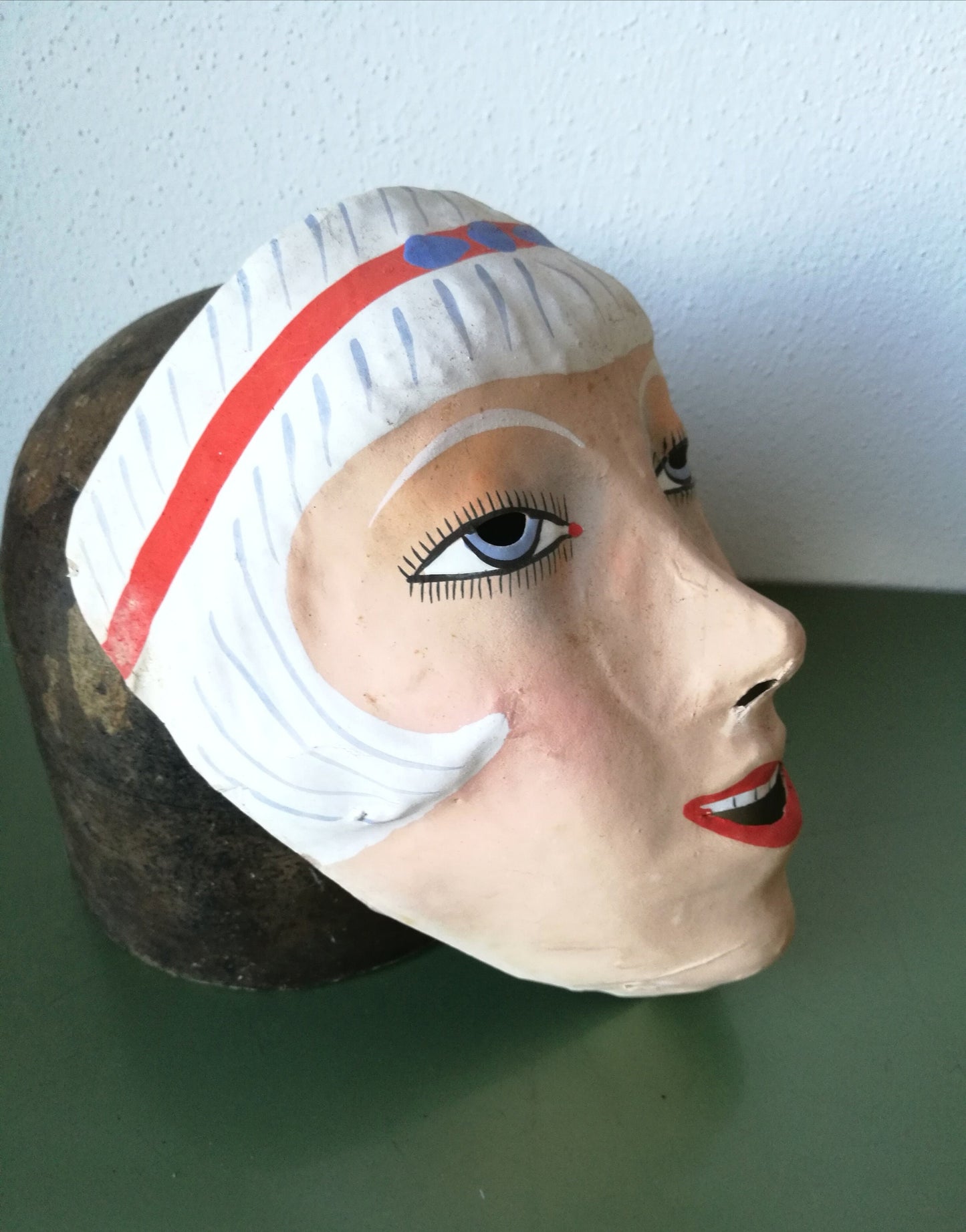 Pappmaché Maske Charleston VINTAGE 1930er weiße Haare