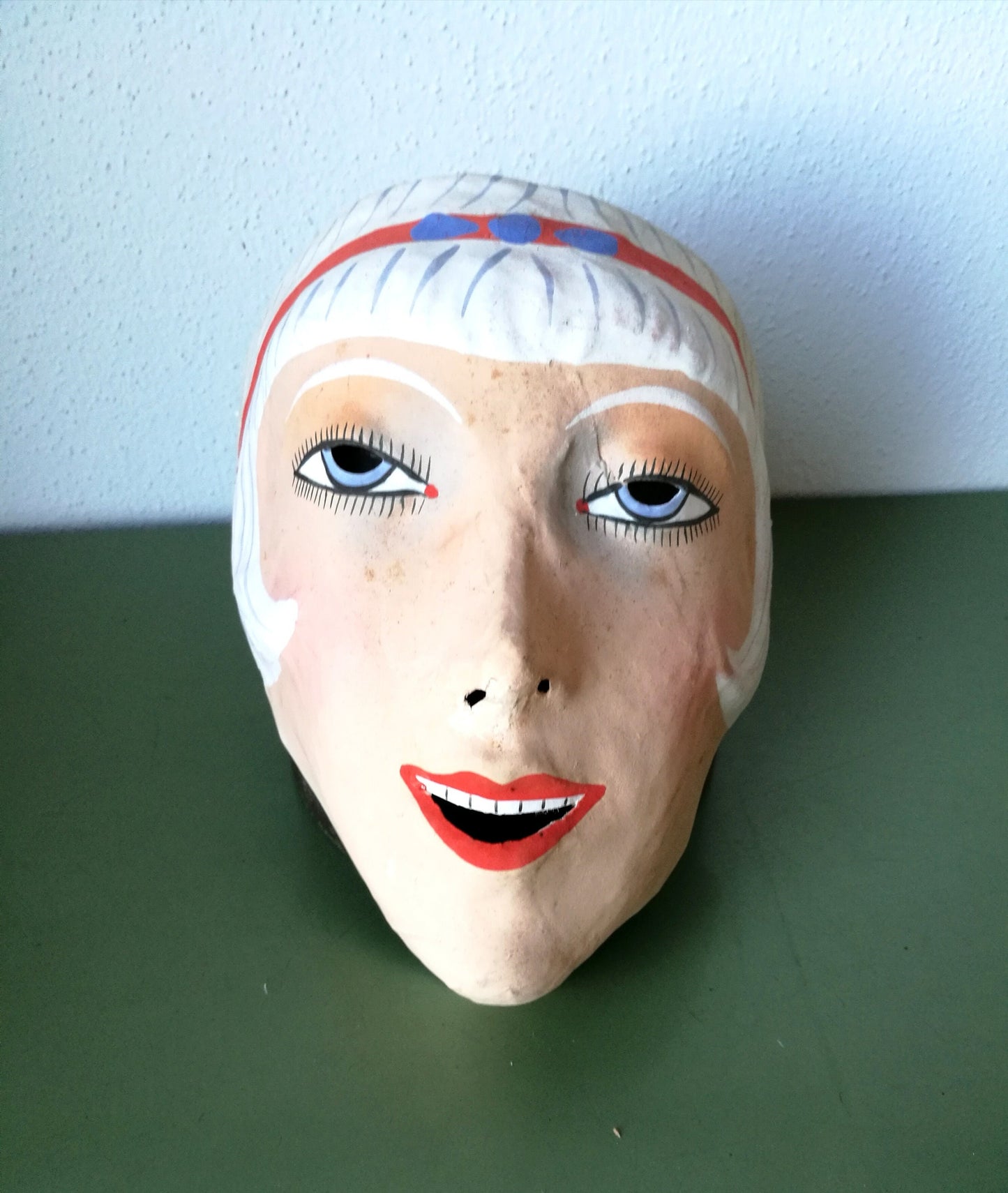 Pappmaché Maske Charleston VINTAGE 1930er weiße Haare