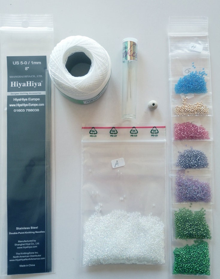 DIY Perlbeutel-Kit „Konni“ mit Garn und WINZIG KLEINEN Glasperlen zum selber stricken