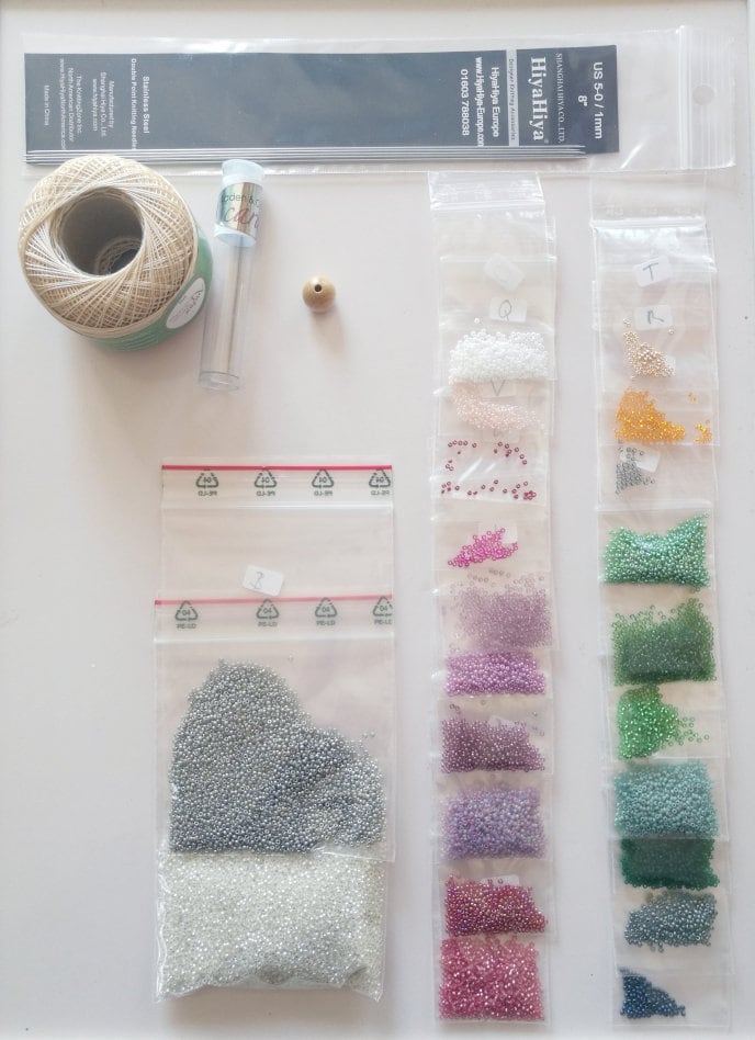 DIY Perlbeutel Kit „Gaensebluemchen“ mit Garn und WINZIGEN GLASPERLEN zum stricken