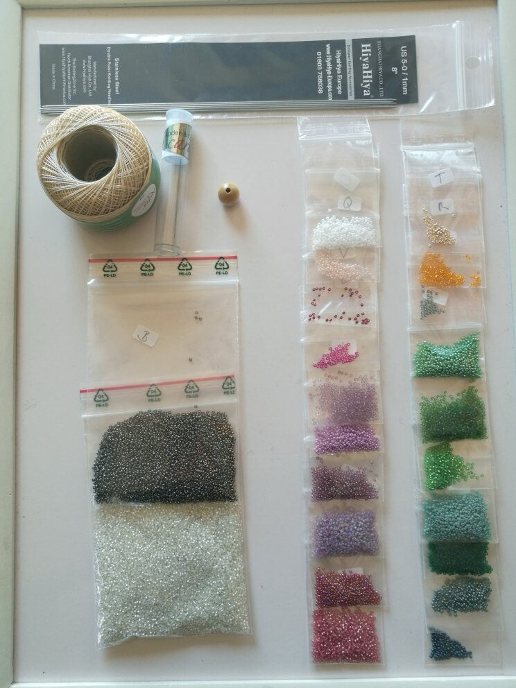 DIY Perlbeutel Kit „Gaensebluemchen“ mit Garn und WINZIGEN GLASPERLEN zum stricken