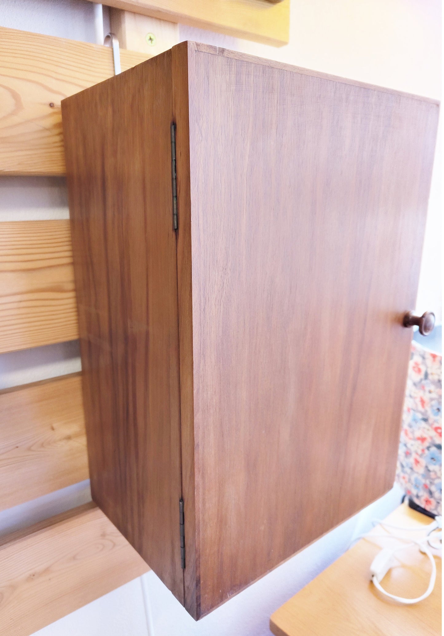 Hängeschrank mit Tür und zwei Fächern, mit Schloß und Schlüssel aus Vollholz Gesellenstück VINTAGE