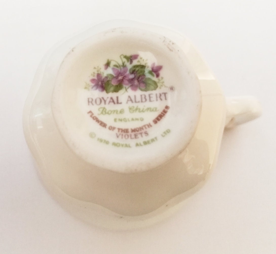 Kleine Royal Albert February 1970 Miniatur Sammeltasse mit Viola