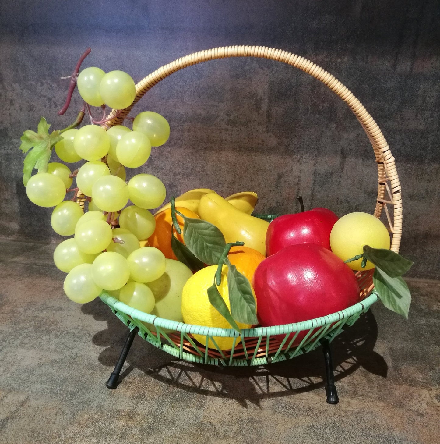 Obstkorb mit Geflecht aus Kunststoff und Deko Obst aus Kunststoff Original 1960er Vintage