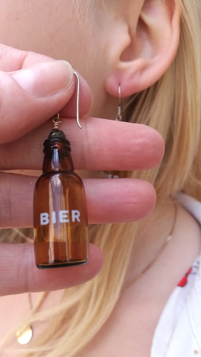 Ohrringe aus Glasflaschen mit Aufdruck "Bier" mit Silber-Fischhaken UNIKATE