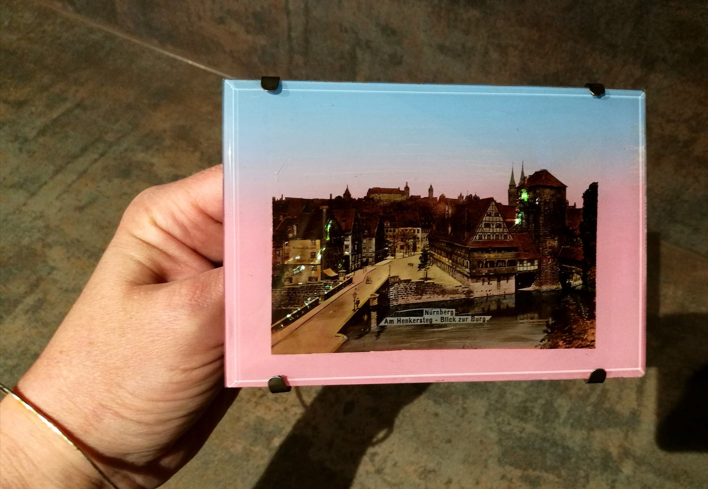 Nürnberg Am Henkersteg - Blick zur Burg Glasbild mit Perlmuttschimmer VINTAGE