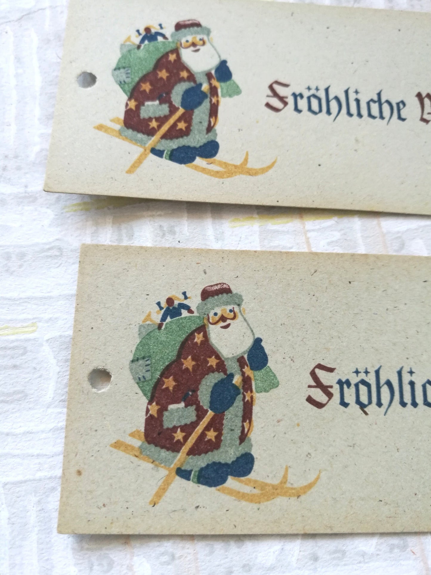 6 Anhänger für Geschenke "Fröhliche Weihnacht" Weihnachtsmann auf Ski mit Rucksack voll Geschenke Vintage