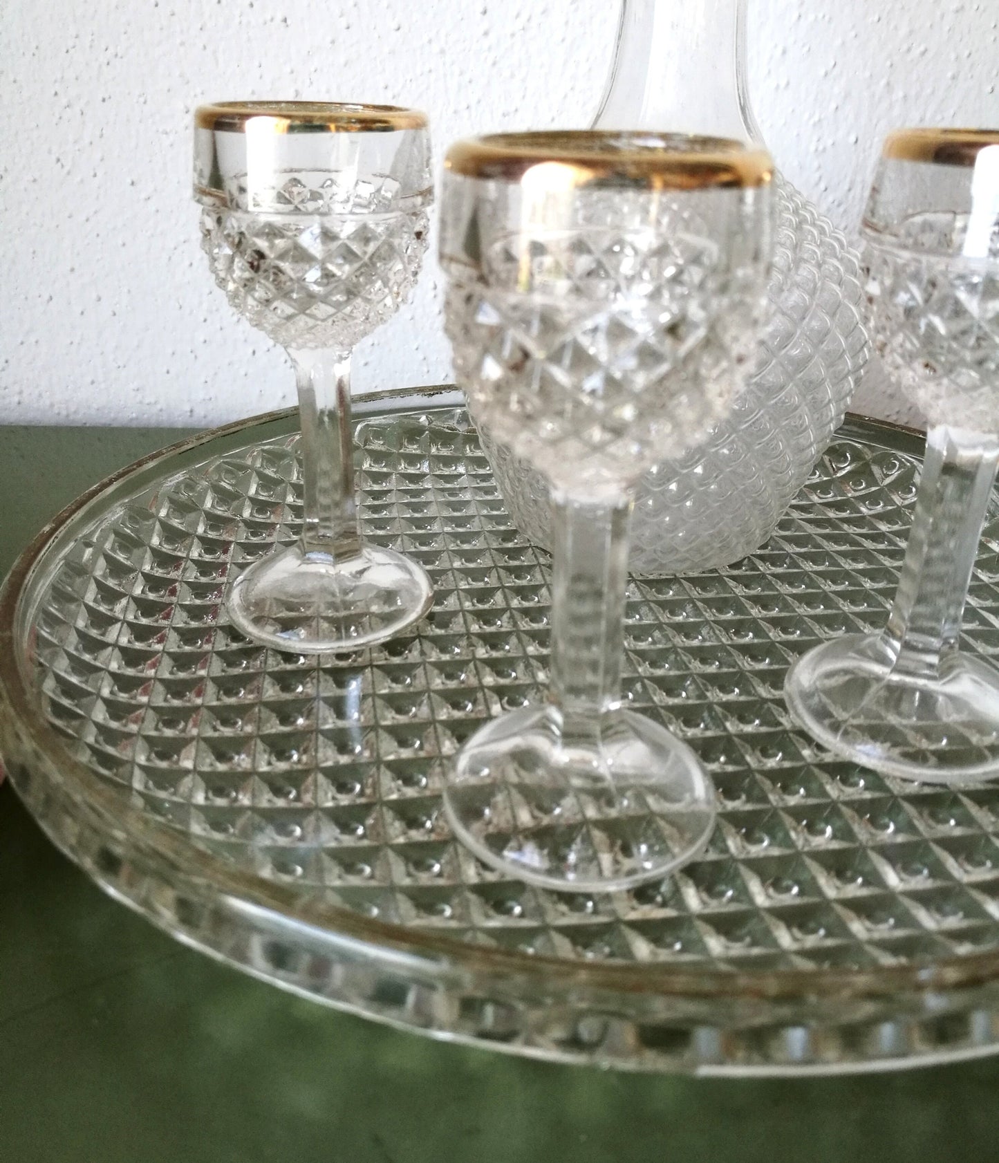 Likörset Tablett Karaffe und drei Gläser Bohemian Glas mit Goldrand Vintage