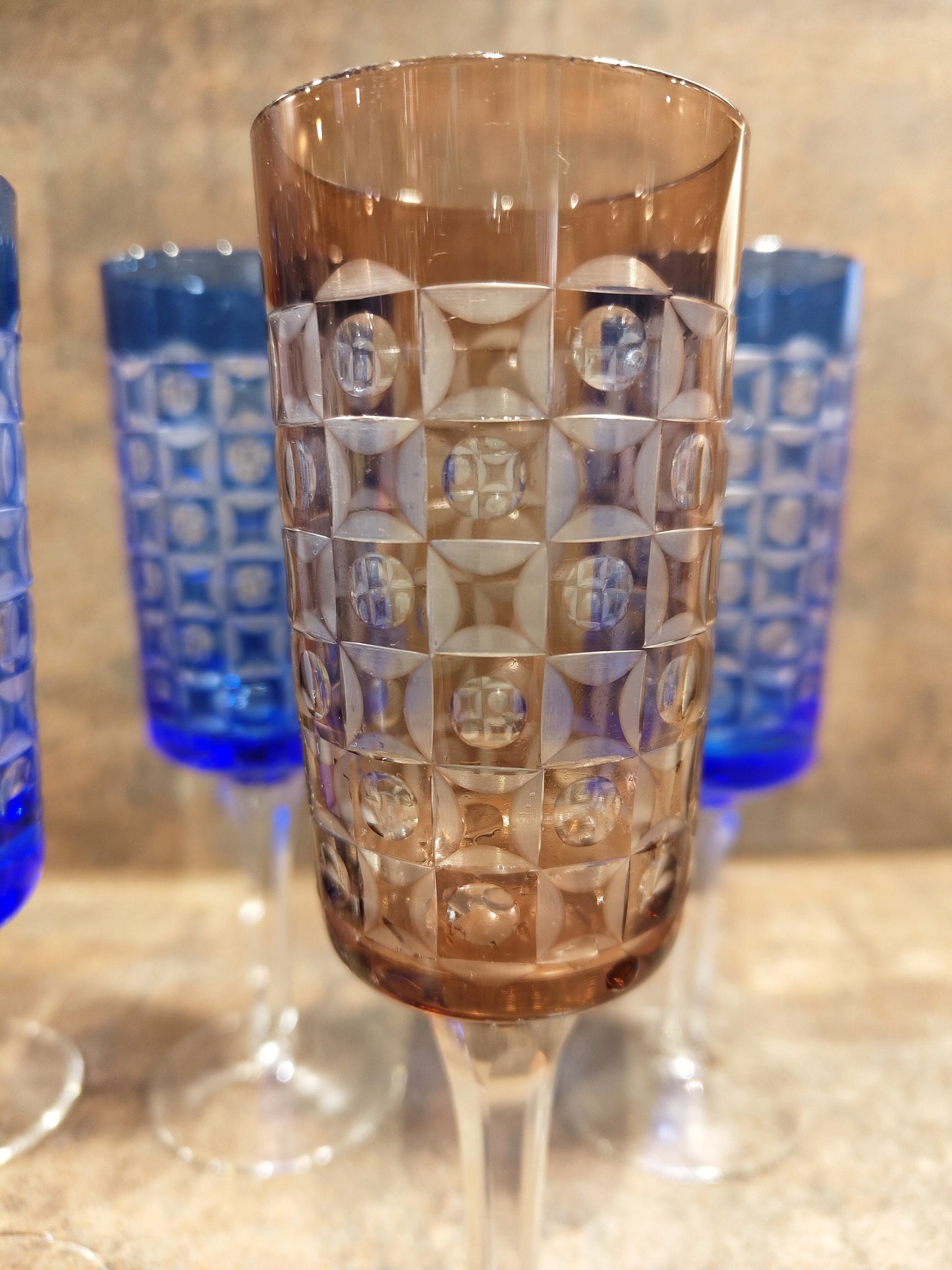 6 Sektgläser mit tollem Schliff VINTAGE Harzkristall in braun und blau